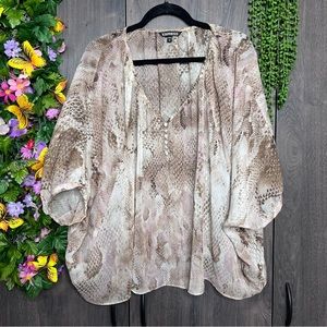 :)💙2/$40💙Express Snakeskin Printed Short Batwing Sleeve V Neck Top Size Large